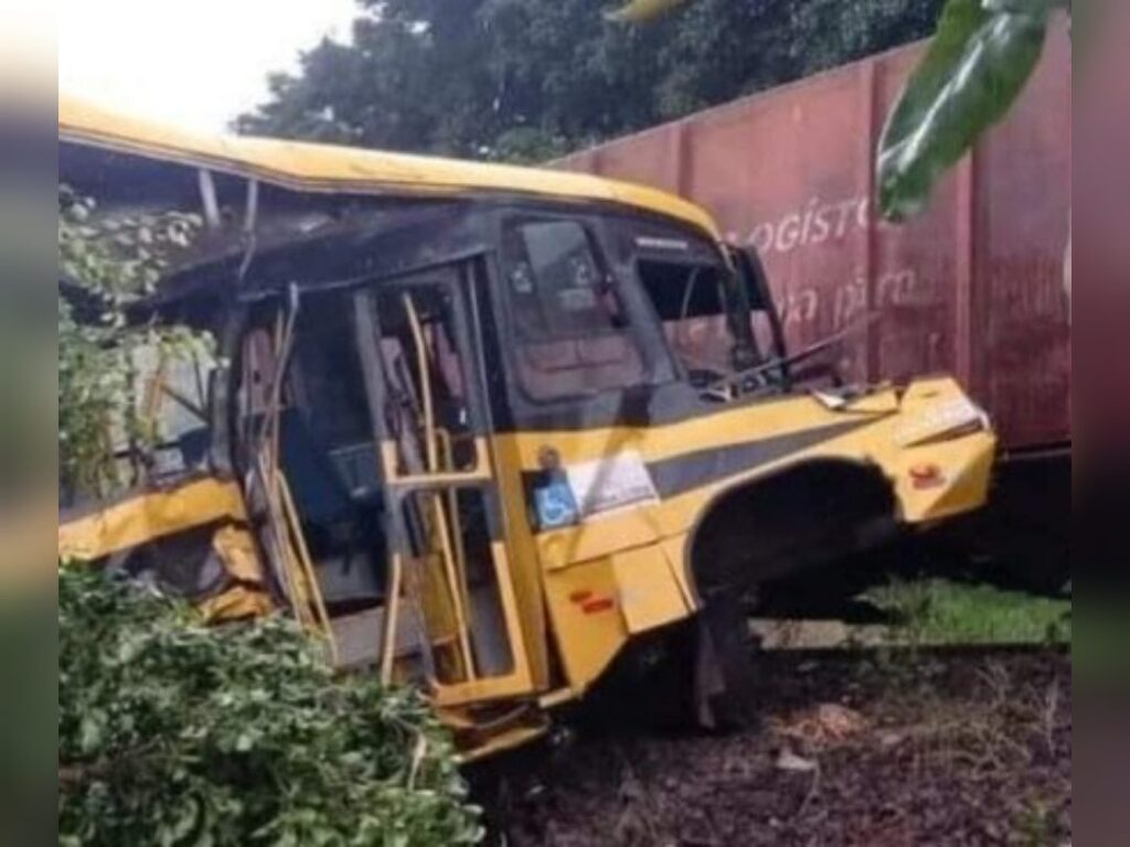 Grave acidente envolvendo trem e ônibus escolar deixa seis crianças feridas e duas mortas