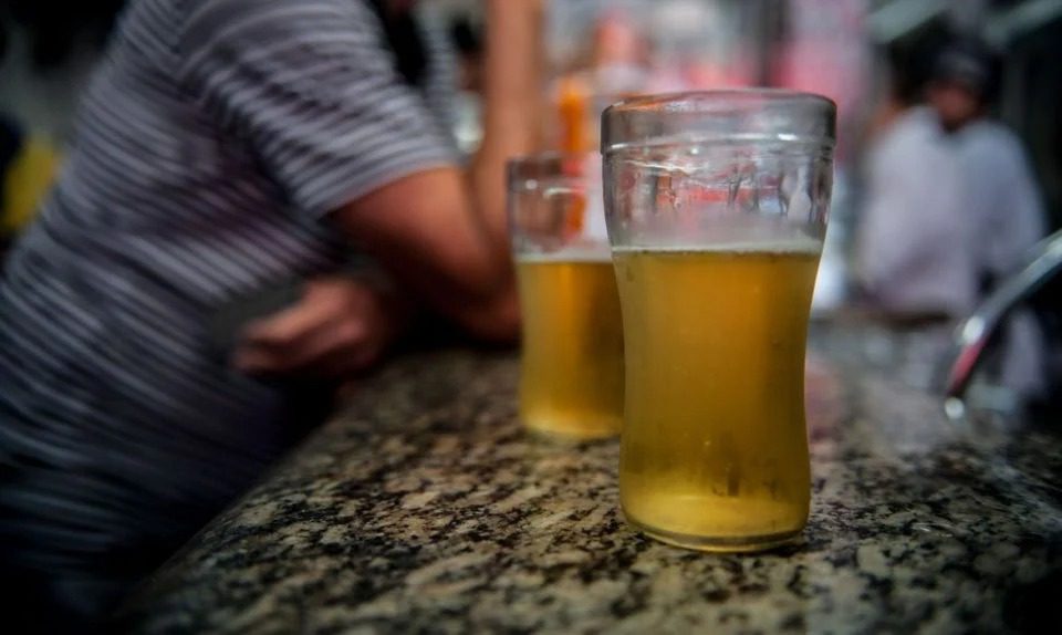 Maioria é a favor de aumentar preço de bebida alcoólica para reduzir consumo, diz pesquisa