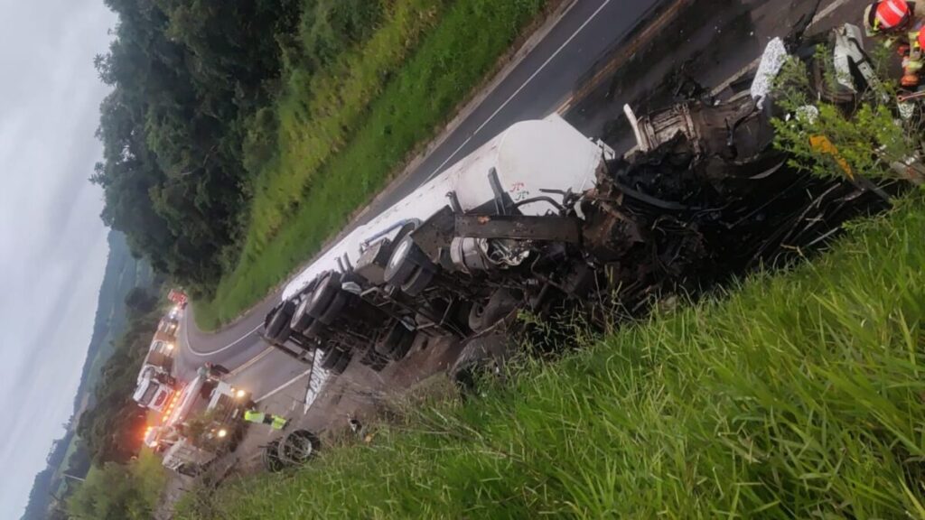 Carreta tomba e homem morre em grave acidente na BR-277; criança é socorrida com ferimentos graves