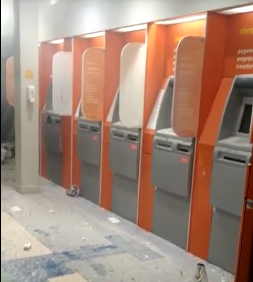 Bandidos explodiram um banco na madrugada desse domingo (03), no Paraná
