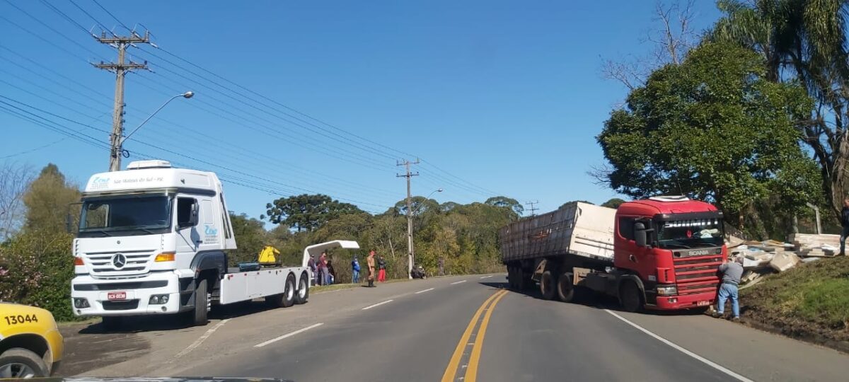 Dois acidentes com carretas são registrados na PR-151