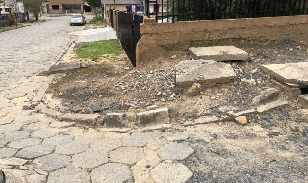 Moradores reclamam das “calçadas” em São João do Triunfo