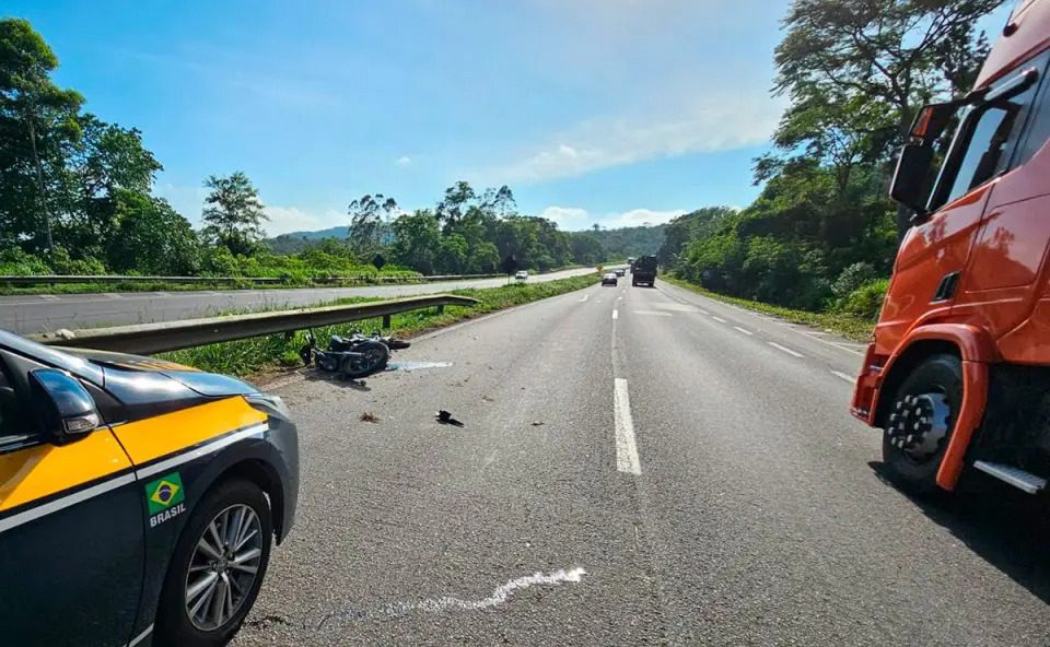 Motociclista morre na hora em acidente com caminhão na BR-277