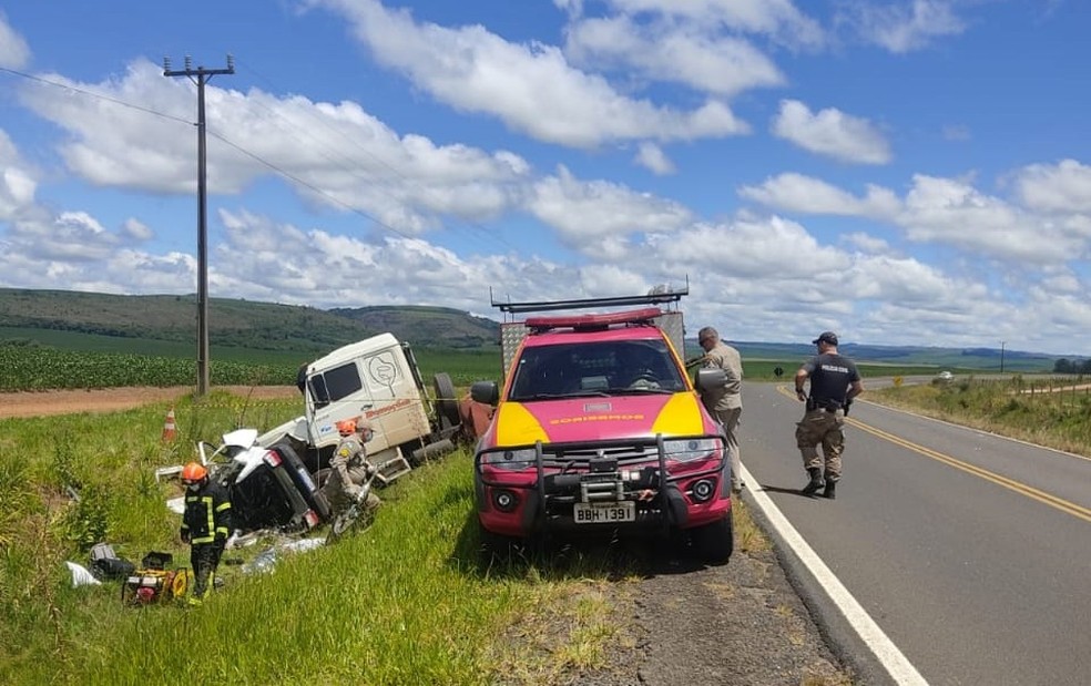 Mãe e filho morrem após colisão frontal entre carro e caminhão, no Paraná