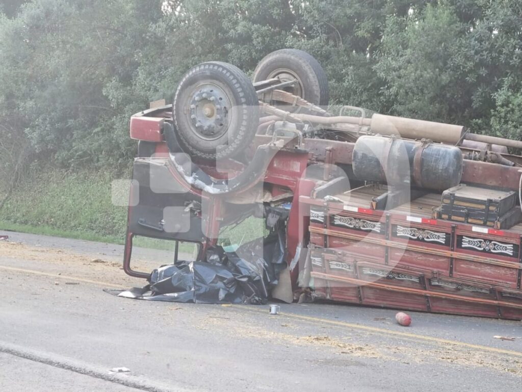 Acidente entre caminhão e carro teve, ao todo, 4 vítimas; um passageiro faleceu no local