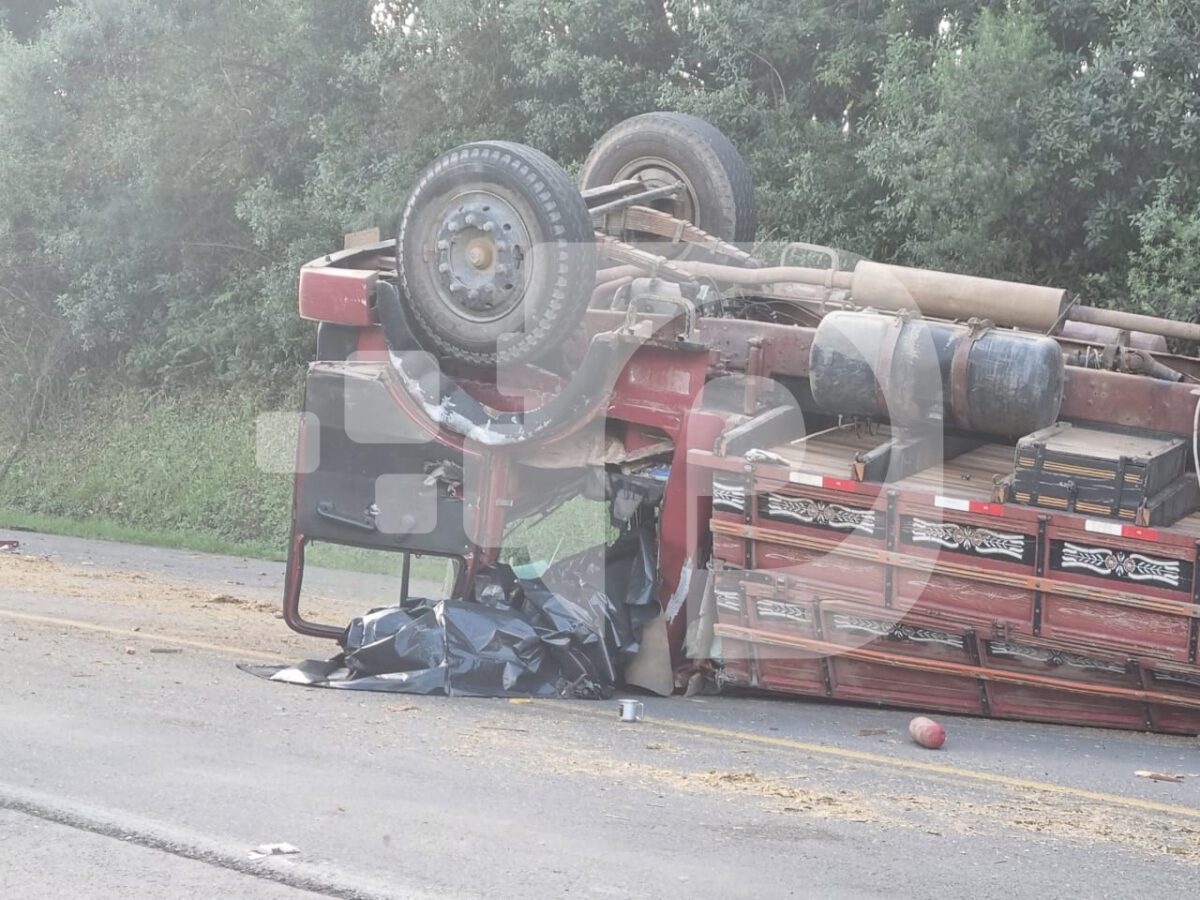 Acidente entre caminhão e carro teve, ao todo, 4 vítimas; um passageiro faleceu no local