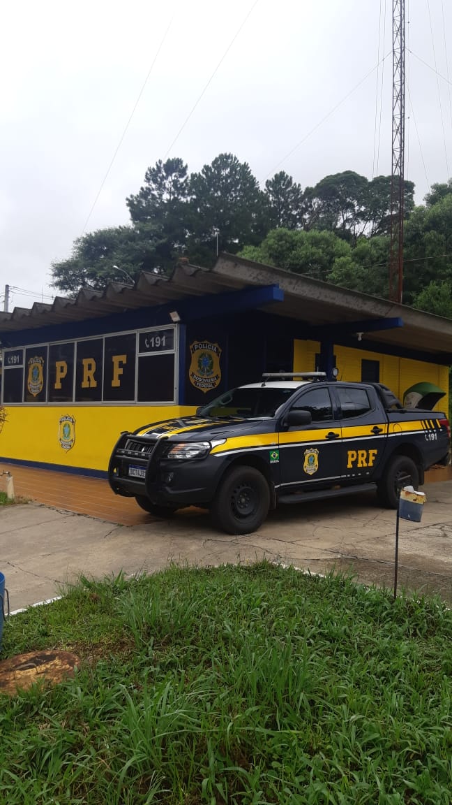 PRF recebe denúncia, aborda carreteiro após furar bloqueio e constata caso de embriaguez