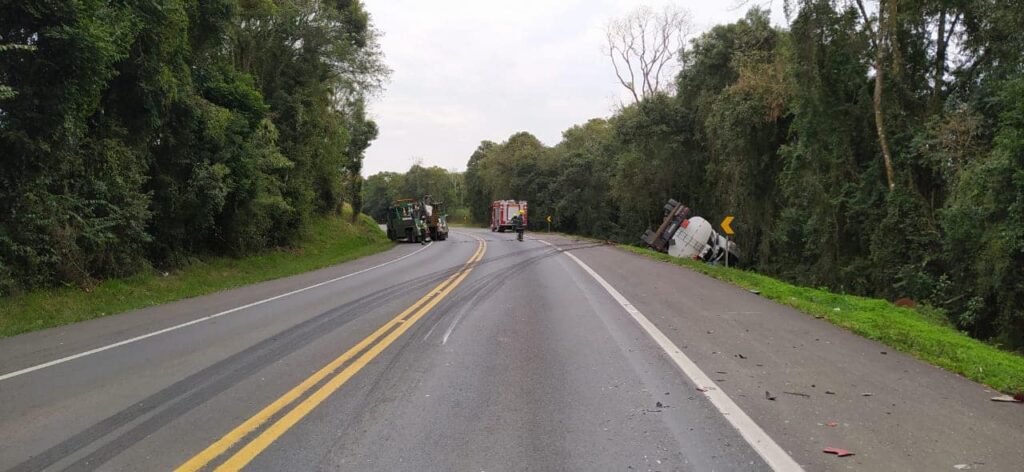 Caminhão tanque de óleo diesel tombou na BR 277 em Irati