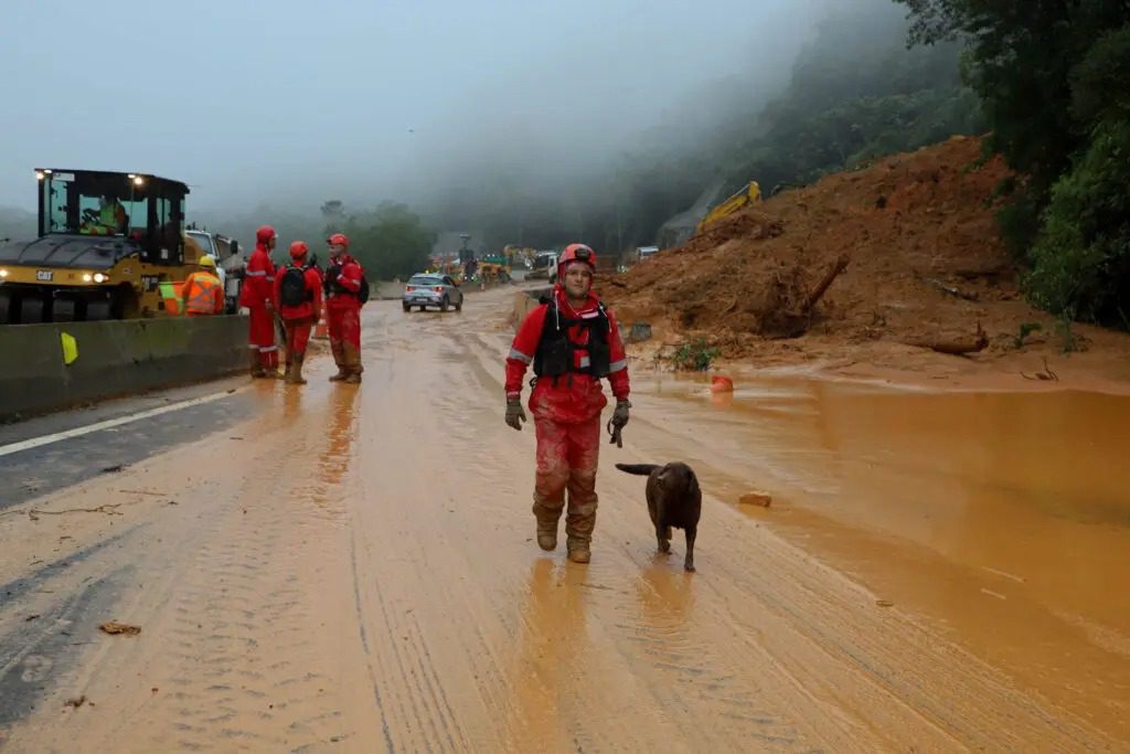 BR-376 é totalmente interditada pelo risco de novos deslizamentos de terra nesta terça (20)