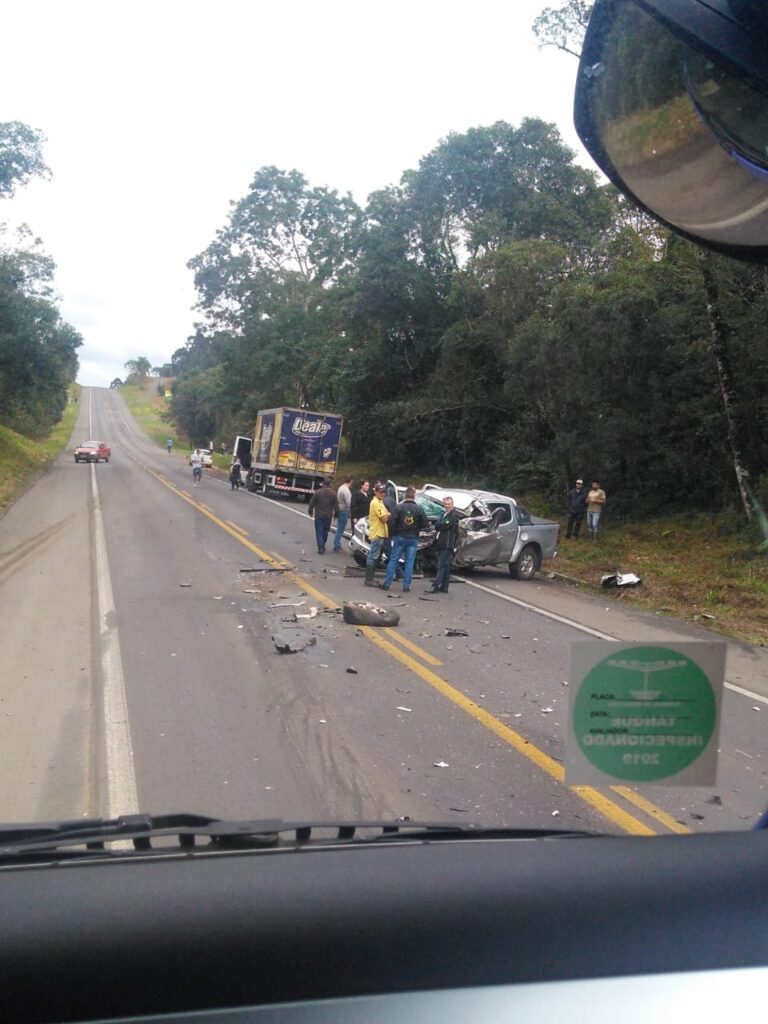 Grave acidente envolvendo 3 veículos na BR-476, em Fluviópolis