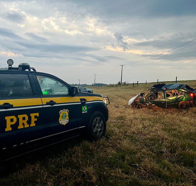 Jovem morre e três pessoas ficam feridas em capotamento de carro na BR-373, no Paraná