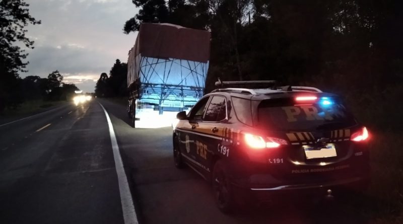 Caminhoneiro é assaltado e tem carga de copos plásticos roubada na Lapa