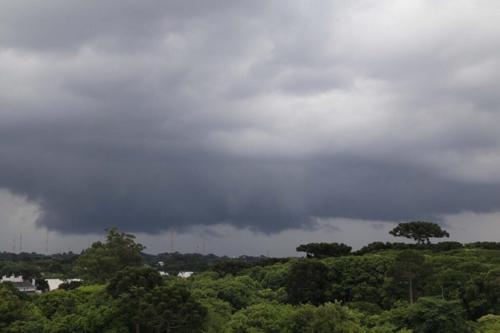 Frente fria traz chuvas, risco de temporal e queda de temperatura para essa semana no Paraná