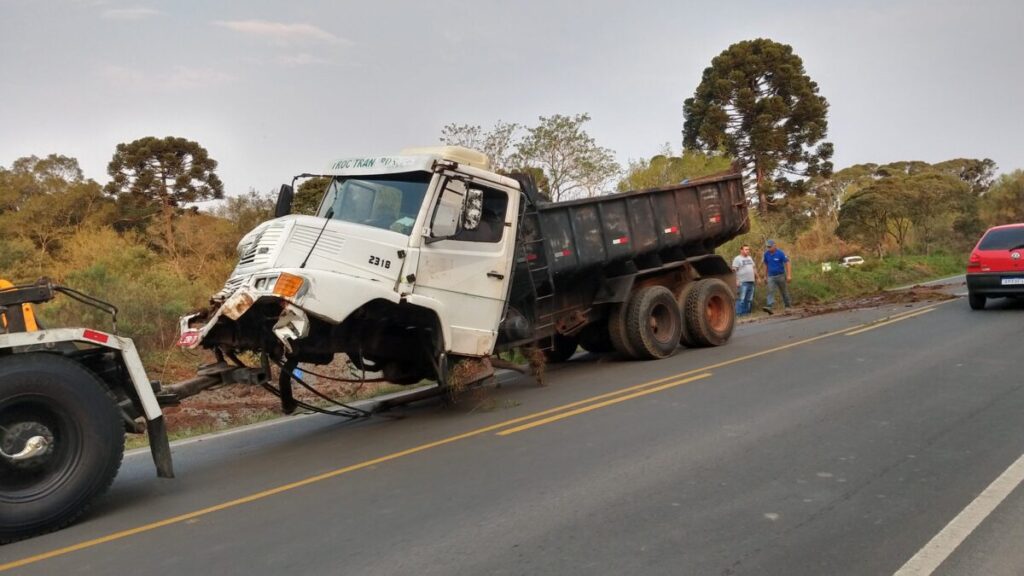 Caminhão tomba após sair da pista em São Mateus do Sul