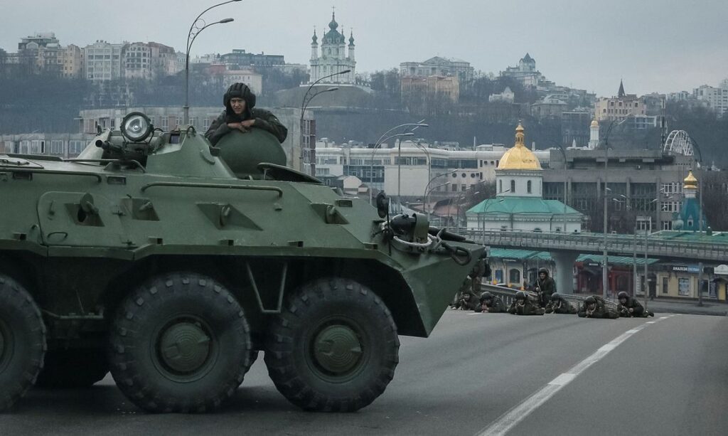 Invasão russa completa hoje um mês e expõe uma Ucrânia devastada