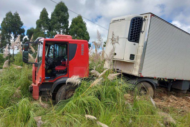 Caminhão que foi roubado em São Mateus do Sul é encontrado em Matos Costa