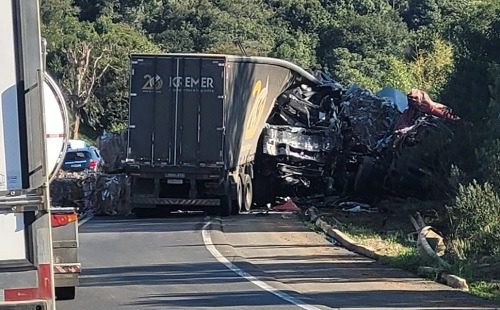 Grave acidente entre dois caminhões e um carro deixa pelo menos um morto na BR-153