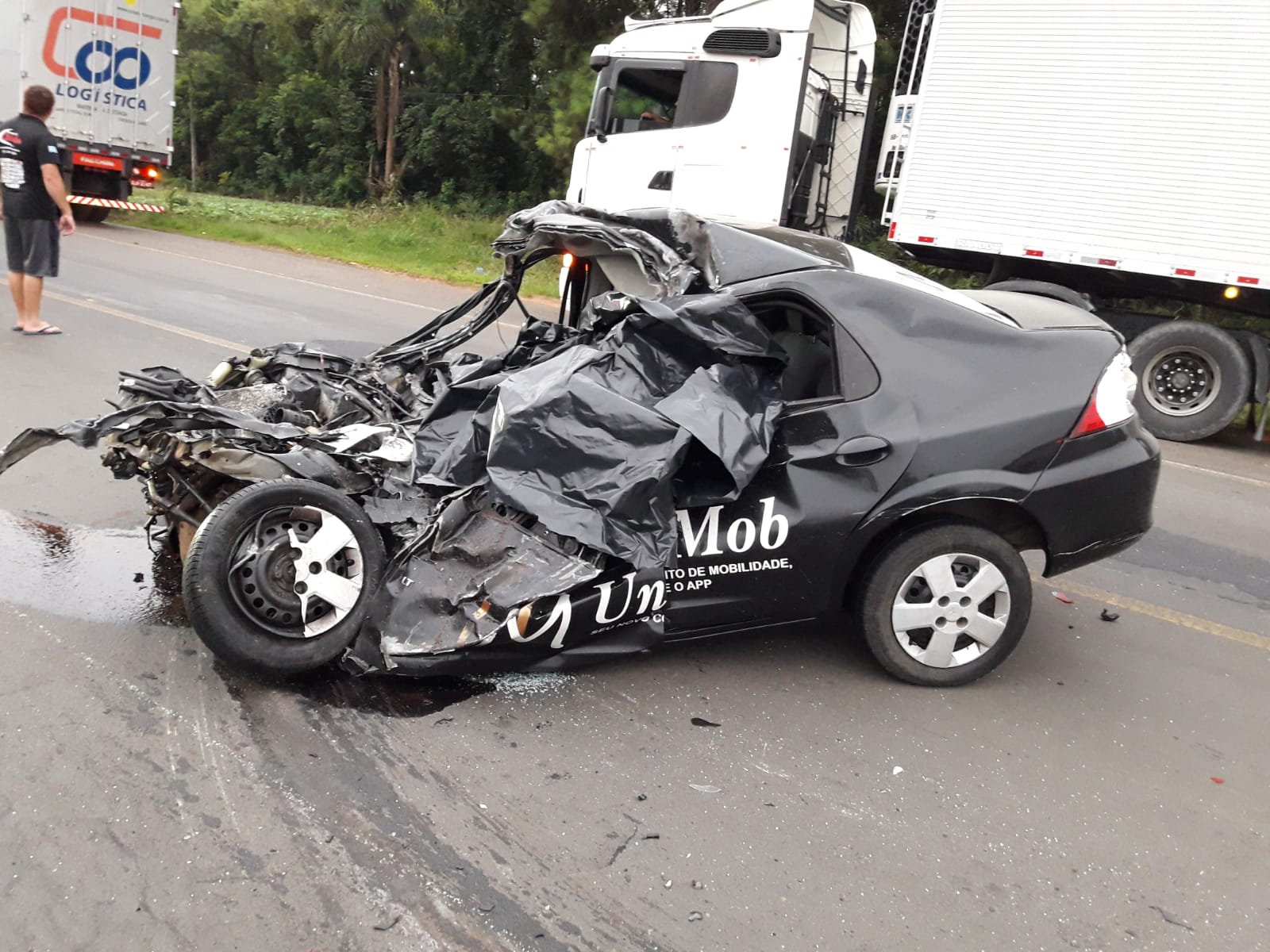 Grave acidente envolvendo carro e caminhão na BR-476 deixa um óbito
