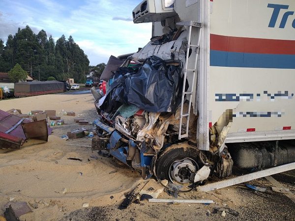 Motorista morre após ser atingido por semirreboque na BR-277