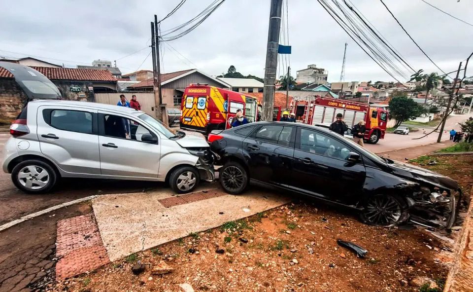 VÍDEO: motorista invade preferencial e provoca acidente; “do nada deu seta para entrar, quando viu estava em cima”