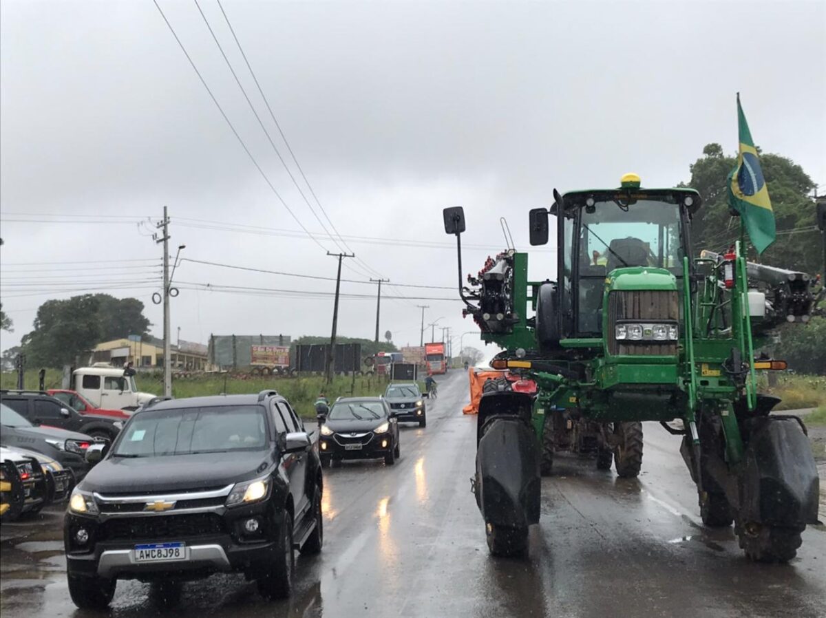 Manisfestação segue em São Mateus do Sul nas proximidades do trevo de acesso pela BR-476