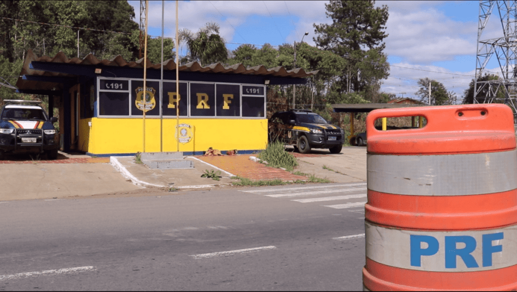 PRF apreende 21 mil maços de cigarros contrabandeados em São Mateus do Sul