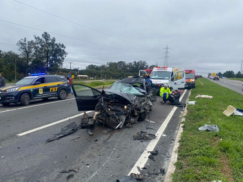 Batida entre dois veículos deixa quatro feridos e um morto na BR-476