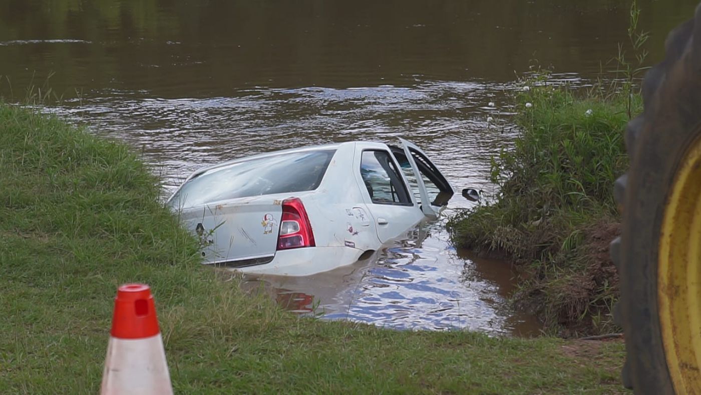 Carro com sangue é encontrado dentro do Rio Tibagi, em PG