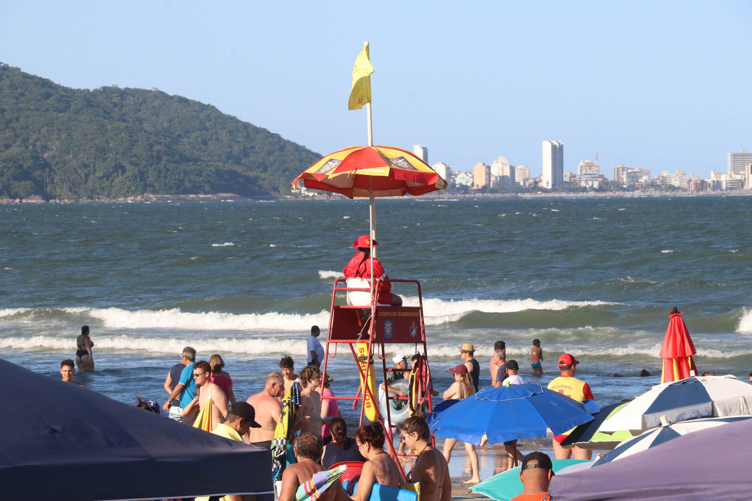 Corpo de Bombeiros reforça pedido: banho deve ocorrer em locais protegidos por guarda-vidas