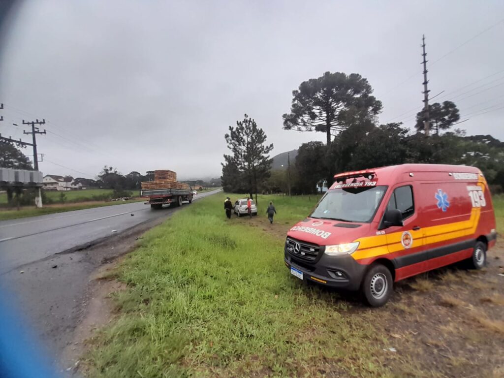 Acidente entre caminhão de Porto União e automóvel de Irineópolis deixa motorista ferido na BR-280