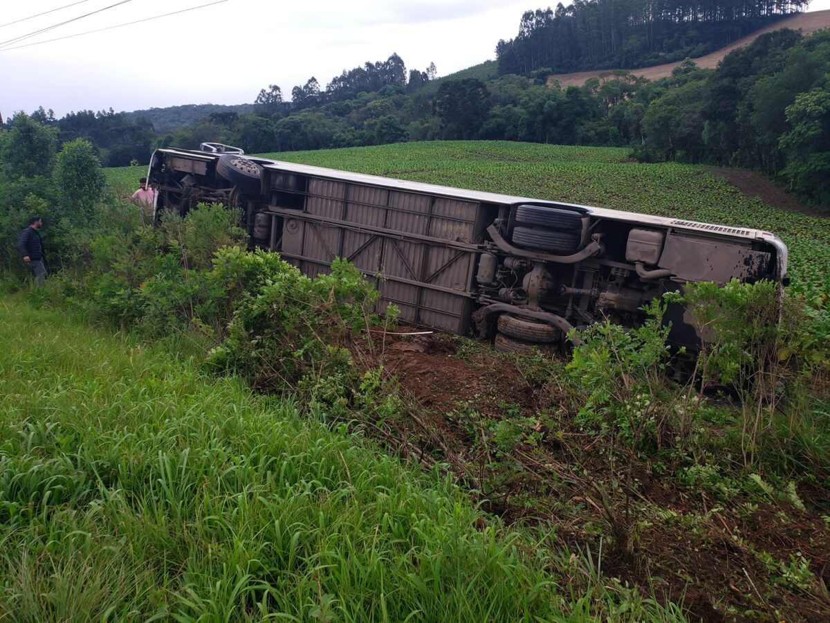 Ônibus com acadêmicos sai da pista e tomba entre Mallet e Rio Azul