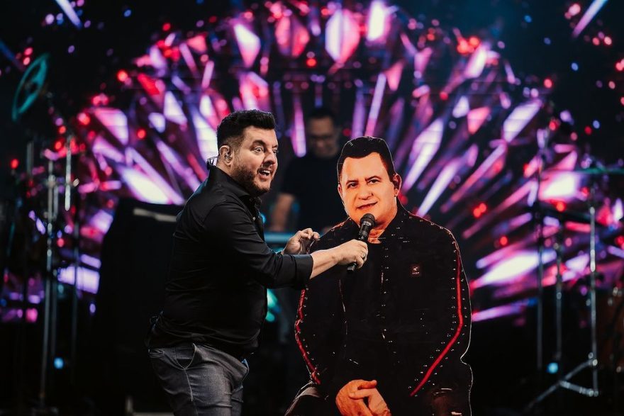 Bruno faz show com ‘Marrone de papelão’ após sertanejo se ausentar para tratar glaucoma