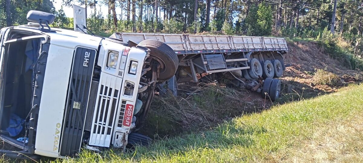 Carreta sai da pista e tomba para não colidir de frente com outro caminhão na PR-151