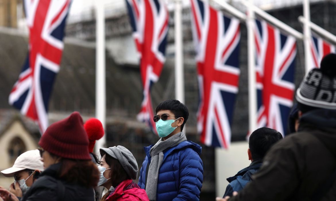 Fronteiras fechadas por mutação de vírus pode deixar ingleses desabastecidos