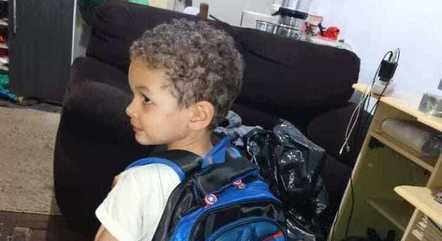Menino de 3 anos é achado morto em van escolar; motorista é presa