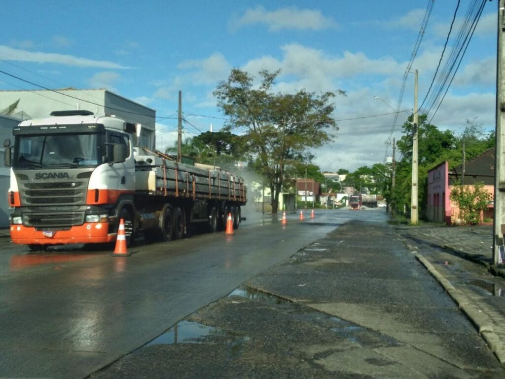 Fluxo de caminhões segue normalmente na BR-476 em São Mateus do Sul; Defesa Civil alerta para riscos aos veículos leves