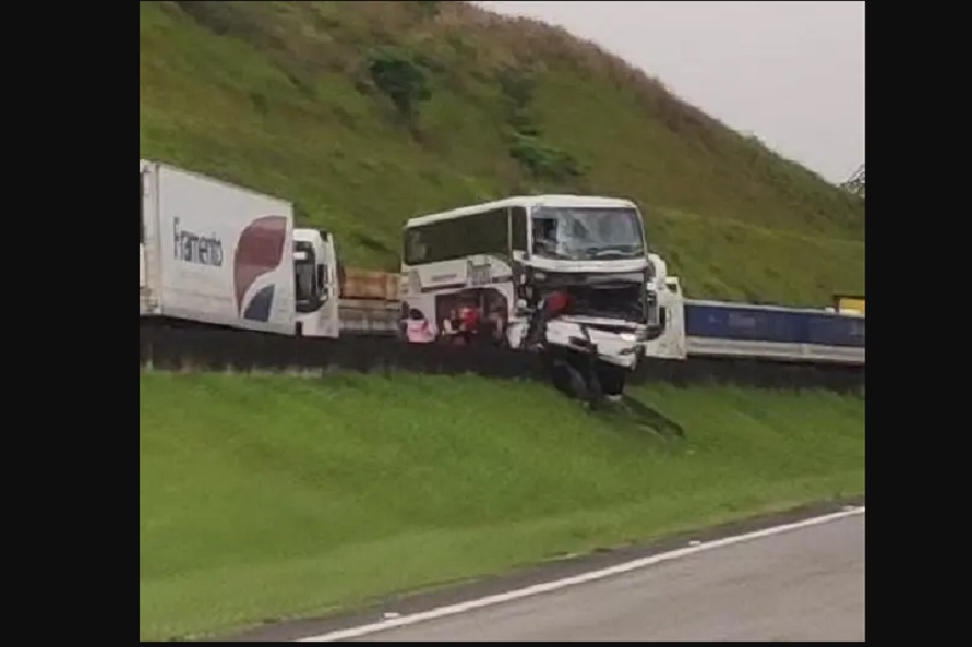 Caminhão apresenta pane mecânica, motorista sai para checar óleo e morre atropelado por ônibus