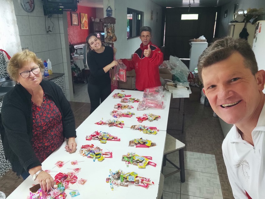 Movimento de Amigos realiza entrega de alimentos e presentes do Dia da Criança