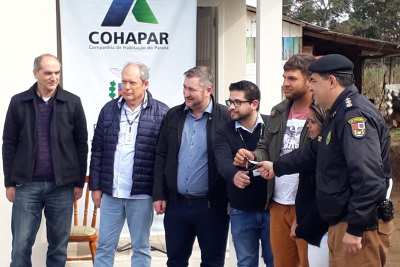 Pequenos agricultores recebem casas da Cohapar em General Carneiro