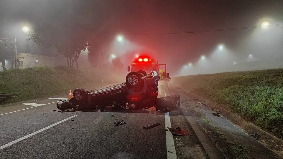 Militar do exército perde a direção por causa de neblina e capota carro na BR-277