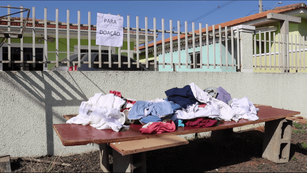 SOLIDARIEDADE: Morador de São Mateus do Sul realiza doação de roupas em frente sua casa