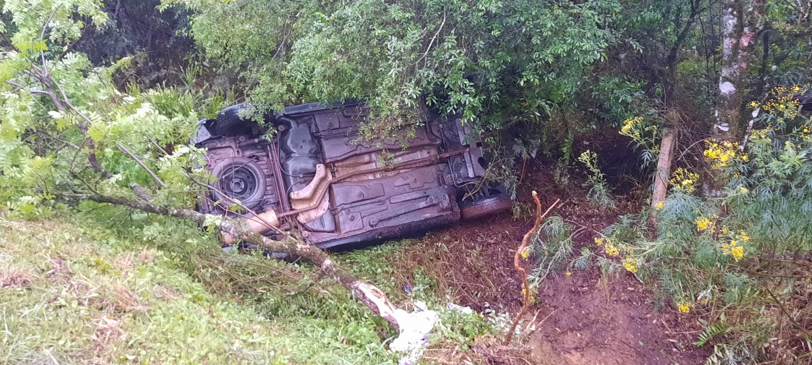 Carro capota na PR-151 em São Mateus do Sul