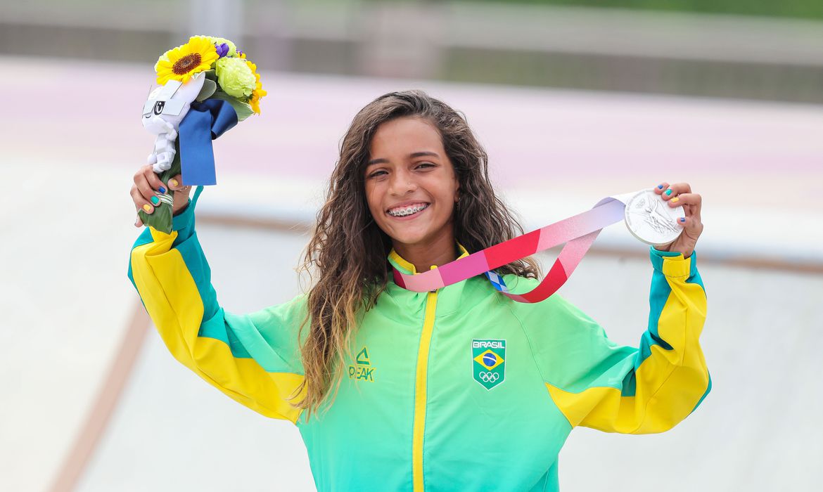 Rayssa Leal de 13 anos, conquista prata no skate street nas Olimpíadas