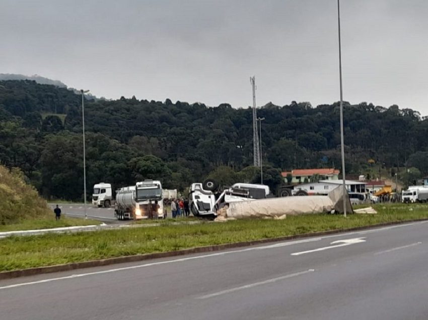 Caminhão tomba no trevo de acesso à Bituruna, na BR-153. Supostamente com problemas mecânicos