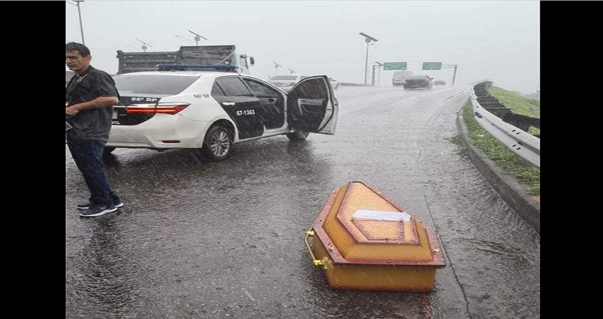 Motorista de funerária perde caixão com corpo na BR-116 e policiais o encontram