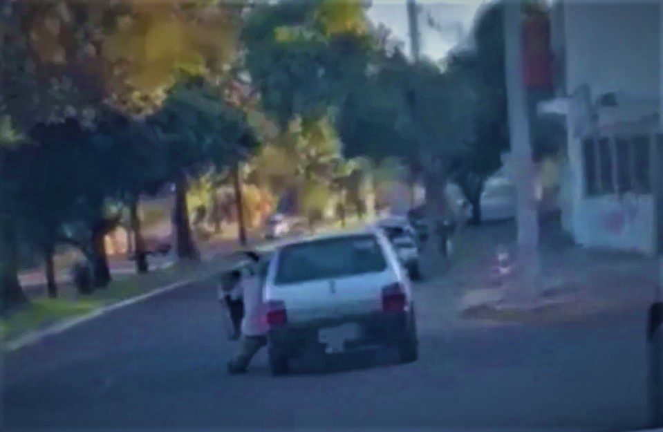 VÍDEO: motorista fica pendurado e é arrastado após porta de carro abrir no Paraná