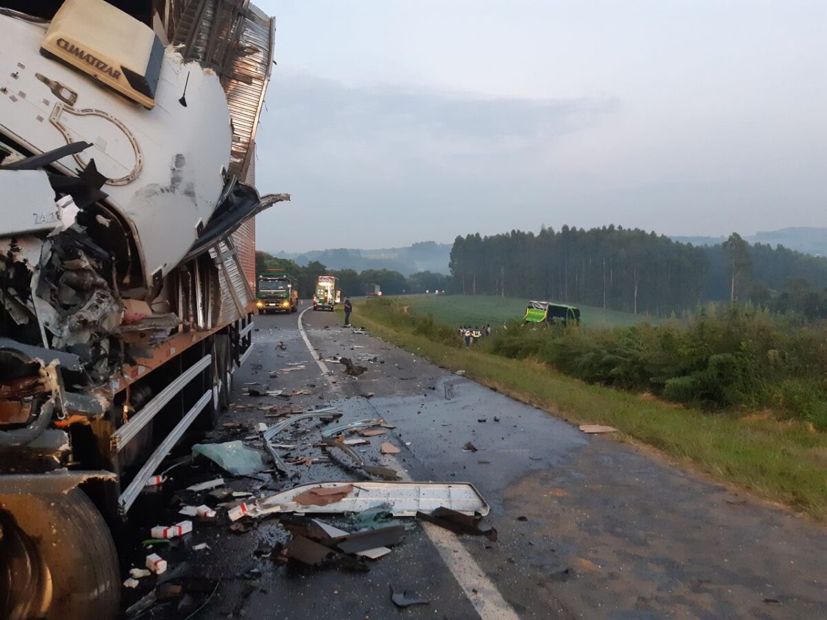 Acidente envolvendo ônibus e caminhões deixa um morto e dois feridos em Imbituva