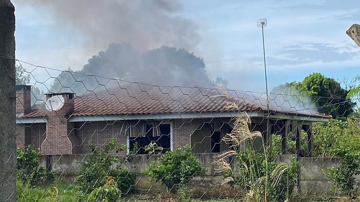 Casa pega fogo em São João do Triunfo; veja vídeo