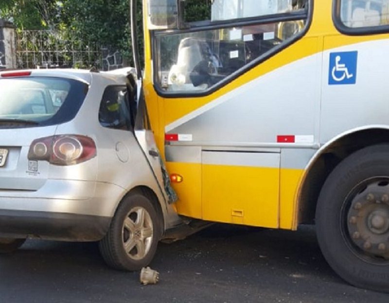 Mulher morre após batida violenta entre ônibus e carro em União da Vitória. Sua irmã está na UTI