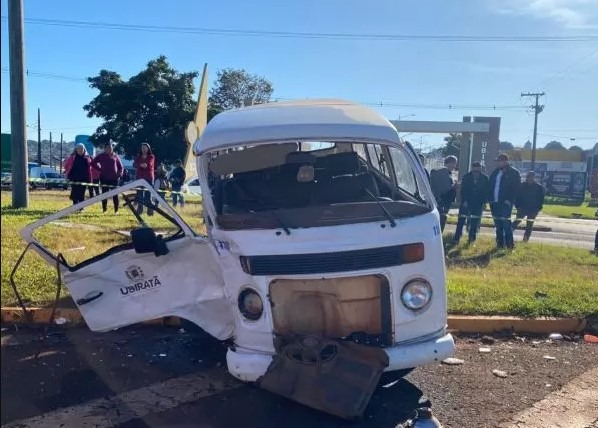 Motorista morre e quatro crianças ficam feridas em acidente com Kombi escolar no Paraná